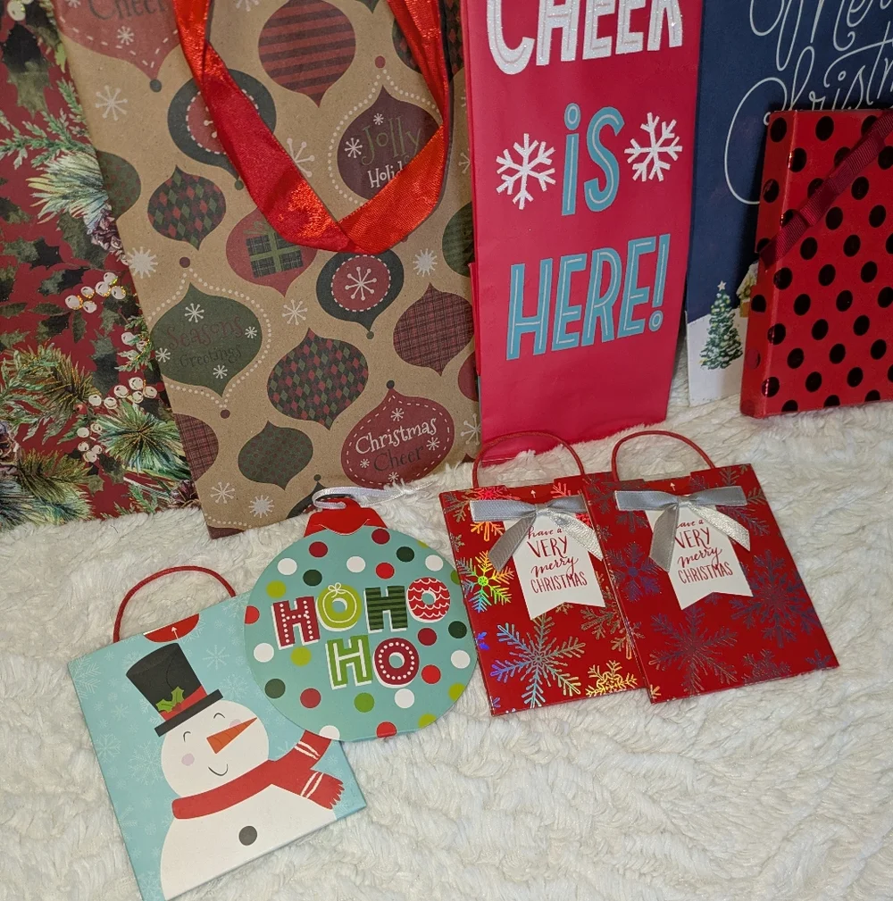 ❤️ Christmas Holiday Gift Bags New And Used 9 Piece lot